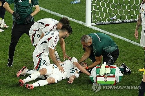 헝가리 축구협회가 24일(한국시간) 공식 사회관계망서비스(SNS)를 통해 스코틀랜드전 도중 쓰러져 실려 나간 버르거가 수술을 받고 의식을 회복했다고 전했다.&nbsp;헝가리는 이날 독일 슈투트가르트에 있는 슈투트가르트 아레나에서 열린 스코틀랜드와의 유럽축구연맹(UEFA) 유로 2024 A조 최종전에서 후반 추가시간 극장 골로 1-0 승리를 거뒀다. 연합뉴스