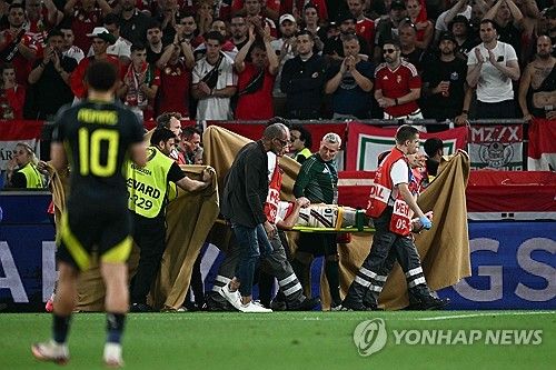 헝가리 축구협회가 24일(한국시간) 공식 사회관계망서비스(SNS)를 통해 스코틀랜드전 도중 쓰러져 실려 나간 버르거가 수술을 받고 의식을 회복했다고 전했다.&nbsp;헝가리는 이날 독일 슈투트가르트에 있는 슈투트가르트 아레나에서 열린 스코틀랜드와의 유럽축구연맹(UEFA) 유로 2024 A조 최종전에서 후반 추가시간 극장 골로 1-0 승리를 거뒀다. 연합뉴스