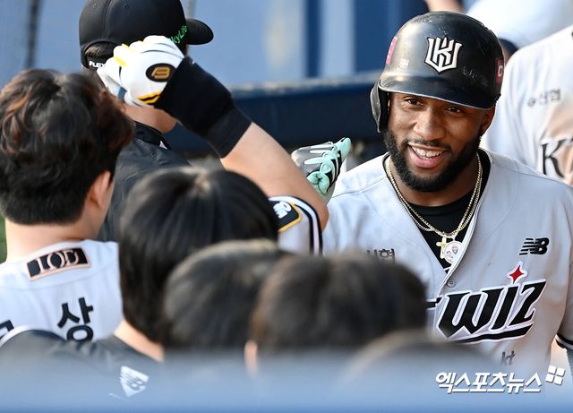 KT 외야수 로하스는 23일 잠실구장에서 열린 '2024 신한 SOL Bank KBO 리그' LG와 더블헤더 1경기에서 1번 지명타자로 선발 출전했다. 7회초 이지강을 상대로 솔로포를 쳐 KBO 리그 역대 27번째 네 시즌 연속 20홈런을 때려냈다. 엑스포츠뉴스 DB 