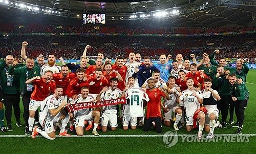 헝가리 축구협회가 24일(한국시간) 공식 사회관계망서비스(SNS)를 통해 스코틀랜드전 도중 쓰러져 실려 나간 버르거가 수술을 받고 의식을 회복했다고 전했다.&nbsp;헝가리는 이날 독일 슈투트가르트에 있는 슈투트가르트 아레나에서 열린 스코틀랜드와의 유럽축구연맹(UEFA) 유로 2024 A조 최종전에서 후반 추가시간 극장 골로 1-0 승리를 거뒀다. 연합뉴스