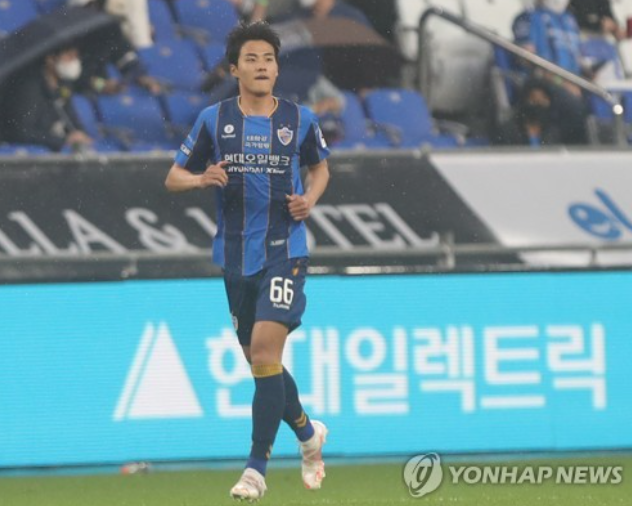 또 한 명의 유럽파가 탄생한다. 국가대표 라이트백 설영우가 울산HD를 떠나 세르비아 명문 츠르베나 즈베즈다로 이적한다. 울산은 24일 지난 겨울 즈베즈다가 제안한 그리고 최근 여러 매체들의 추측보다 상향된 조건과 대우로 설영우 선수를 즈베즈다로 이적시켰다고 알렸다.&nbsp;다만 이외 구체적인 조건은 울산과 즈베즈다의 상호 합의하에 밝히지 않기로 했다. 연합뉴스