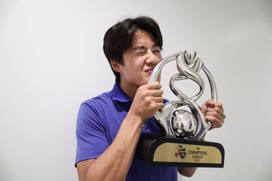 또 한 명의 유럽파가 탄생한다. 국가대표 라이트백 설영우가 울산HD를 떠나 세르비아 명문 츠르베나 즈베즈다로 이적한다. 울산은 24일 지난 겨울 즈베즈다가 제안한 그리고 최근 여러 매체들의 추측보다 상향된 조건과 대우로 설영우 선수를 즈베즈다로 이적시켰다고 알렸다.&nbsp;다만 이외 구체적인 조건은 울산과 즈베즈다의 상호 합의하에 밝히지 않기로 했다. 울산HD