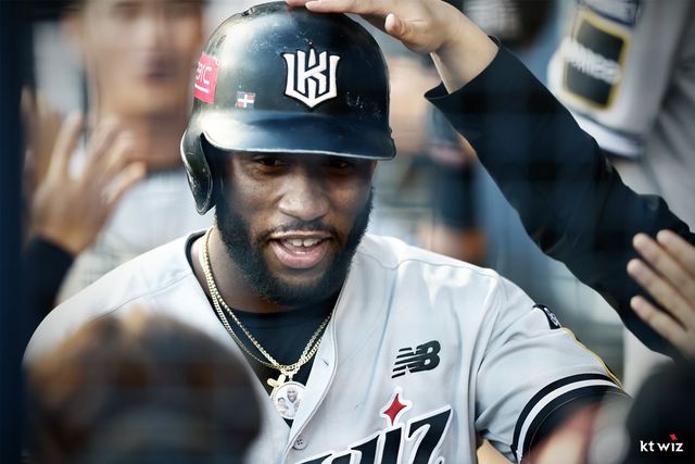 KT 외야수 로하스는 23일 잠실구장에서 열린 '2024 신한 SOL Bank KBO 리그' LG와 더블헤더 1경기에서 1번 지명타자로 선발 출전했다. 7회초 이지강을 상대로 솔로포를 쳐 KBO 리그 역대 27번째 네 시즌 연속 20홈런을 때려냈다. KT 위즈