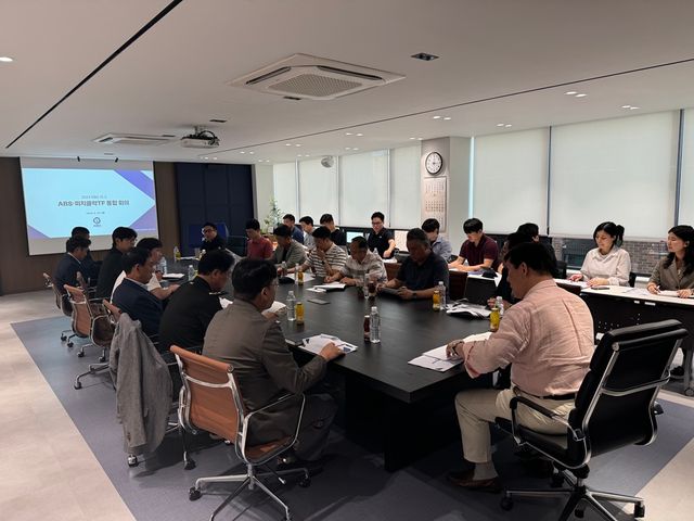 KBO는 지난 24일 피치클락 TF 2차 회의를 개최해 리그 각 구성원들과 KBO리그 맞춤형 피치클락에 관해 심도 있게 논의했다. KBO 제공​