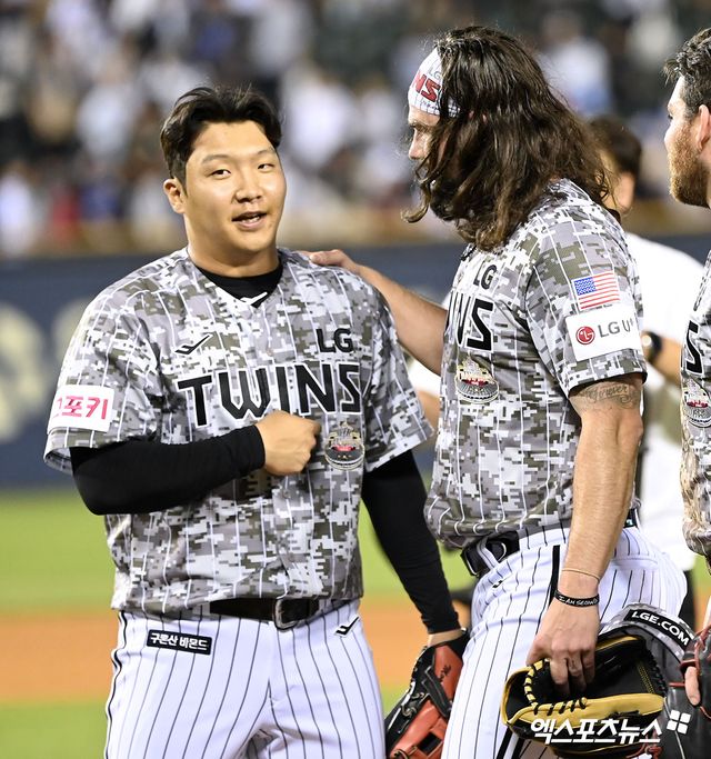 왼쪽부터 LG 트윈스 내야수 문보경과 선발투수 케이시 켈리. 켈리가 25일 서울 잠실야구장에서 열린 삼성 라이온즈와의 홈경기에서 무사사구 완봉승을 달성하자 경기 후 이야기를 나누고 있다. 잠실, 김한준 기자