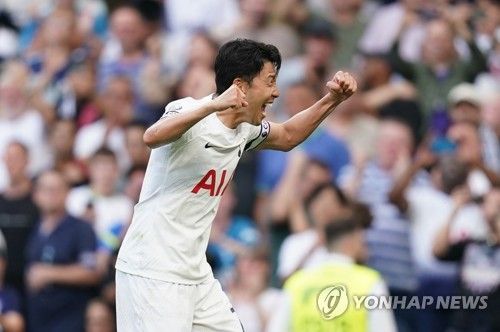 영국 매체 풋볼 런던은 25일 토트넘 홋스퍼 공격수들 중 이번 여름 누가 팀에 남고 떠나게 될지를 예상했다. 이때 토트넘 주장 손흥민은 팀에 잔류해 다음 시즌도 팀의 중심으로 뛸 것으로 전망했다. 2025년부터 토트넘에서 뛰기 시작한 레전드 손흥민은 계약 기간이 2025년 6월에 만료되지만 구단이 현재 재계약보다 1년 연장 옵션 발동을 원해 이적설이 불거졌다. 일각에서 토트넘이 아시아 최고의 축구스타 손흥민을 팔아 이적료 수익을 얻을 생각이라고 주장했지만 토트넘은 새 시즌을 앞두고 손흥민을 팔 생각이 없는 것으로 알려졌다. 연합뉴스