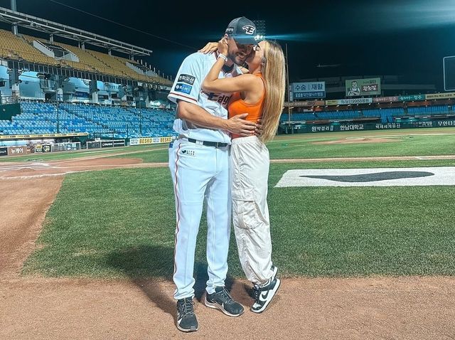 한화 선발 라이언 와이스가 25일 대전 한화생명이글스파크에서 열린 '2024 신한 SOL 뱅크 KBO리그' 두산 베어스와의 홈경기에서 6이닝 4피안타 2사사구 7탈삼진 무실점 호투로 데뷔승을 올렸다. 헤일리 브룩 SNS