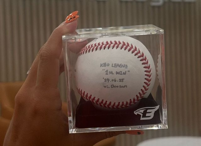 한화 선발 라이언 와이스가 25일 대전 한화생명이글스파크에서 열린 '2024 신한 SOL 뱅크 KBO리그' 두산 베어스와의 홈경기에서 6이닝 4피안타 2사사구 7탈삼진 무실점 호투로 데뷔승을 올렸다. 헤일리 브룩 SNS