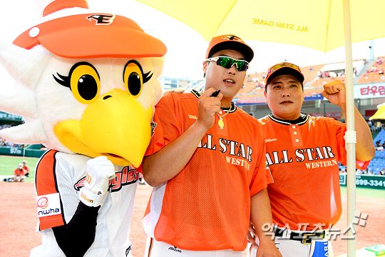 21일 오후 대전 한밭야구장에서 열린 '2012 팔도 프로야구 올스타전' 식전행사인 팬사인회에 참석한 한화 류현진, 김태균이 포즈를 취하고 있다. 엑스포츠뉴스DB