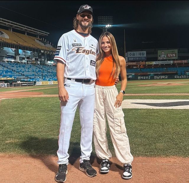 한화 선발 라이언 와이스가 25일 대전 한화생명이글스파크에서 열린 '2024 신한 SOL 뱅크 KBO리그' 두산 베어스와의 홈경기에서 6이닝 4피안타 2사사구 7탈삼진 무실점 호투로 데뷔승을 올렸다. 헤일리 브룩 SNS