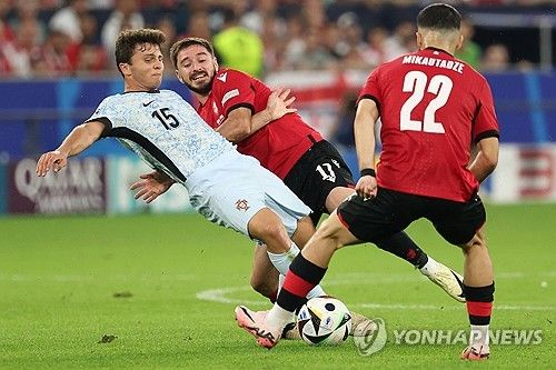 국제축구연맹(FIFA) 랭킹 74위이자 유로 본선에 처음으로 올라온 조지아가 FIFA 랭킹 6위, 그리고 유로 2016 챔피언인 포르투갈을 2-0으로 꺾고 16강에 진출했다. 가히 이번 유럽축구연맹(UEFA) 2024 유럽축구선수권대회(유로 2024) 최대 이변이라고 할 수 있다. F조 3위로 16강에 오른 조지아는 무적함대 스페인을 상대한다. 사진 연합뉴스