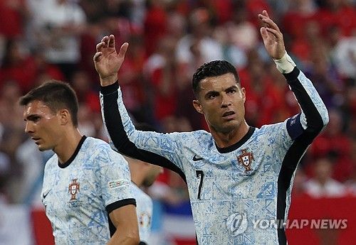 국제축구연맹(FIFA) 랭킹 74위이자 유로 본선에 처음으로 올라온 조지아가 FIFA 랭킹 6위, 그리고 유로 2016 챔피언인 포르투갈을 2-0으로 꺾고 16강에 진출했다. 가히 이번 유럽축구연맹(UEFA) 2024 유럽축구선수권대회(유로 2024) 최대 이변이라고 할 수 있다. F조 3위로 16강에 오른 조지아는 무적함대 스페인을 상대한다. 사진 연합뉴스