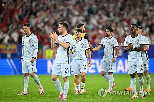 국제축구연맹(FIFA) 랭킹 74위이자 유로 본선에 처음으로 올라온 조지아가 FIFA 랭킹 6위, 그리고 유로 2016 챔피언인 포르투갈을 2-0으로 꺾고 16강에 진출했다. 가히 이번 유럽축구연맹(UEFA) 2024 유럽축구선수권대회(유로 2024) 최대 이변이라고 할 수 있다. F조 3위로 16강에 오른 조지아는 무적함대 스페인을 상대한다. 사진 연합뉴스