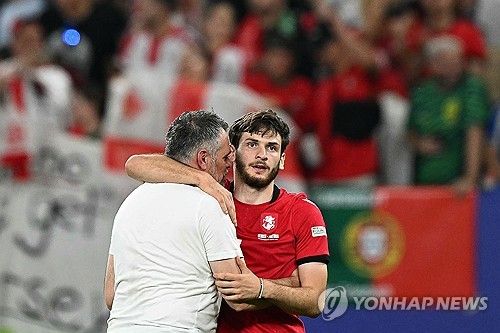 국제축구연맹(FIFA) 랭킹 74위이자 유로 본선에 처음으로 올라온 조지아가 FIFA 랭킹 6위, 그리고 유로 2016 챔피언인 포르투갈을 2-0으로 꺾고 16강에 진출했다. 가히 이번 유럽축구연맹(UEFA) 2024 유럽축구선수권대회(유로 2024) 최대 이변이라고 할 수 있다. F조 3위로 16강에 오른 조지아는 무적함대 스페인을 상대한다. 사진 연합뉴스