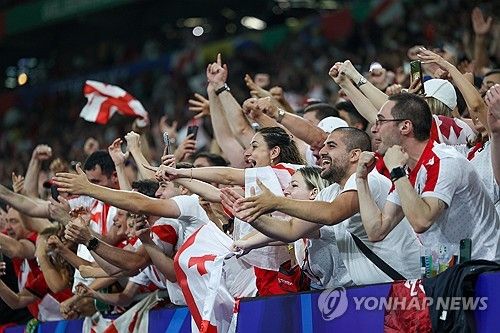 국제축구연맹(FIFA) 랭킹 74위이자 유로 본선에 처음으로 올라온 조지아가 FIFA 랭킹 6위, 그리고 유로 2016 챔피언인 포르투갈을 2-0으로 꺾고 16강에 진출했다. 가히 이번 유럽축구연맹(UEFA) 2024 유럽축구선수권대회(유로 2024) 최대 이변이라고 할 수 있다. F조 3위로 16강에 오른 조지아는 무적함대 스페인을 상대한다. 사진 연합뉴스