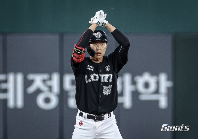 롯데 자이언츠 내야수 박승욱이 6월 27일 부산 사직야구장에서 열린 2024 신한 SOL Bank KBO리그 KIA 타이거즈와의 팀 간 11차전에 8번타자 겸 유격수로 선발출전해 4타수 2안타 1득점으로 활약하며 팀의 11-2 대승이 힘을 보탰다. 사진 롯데 자이언츠