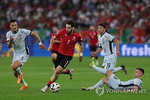 국제축구연맹(FIFA) 랭킹 74위이자 유로 본선에 처음으로 올라온 조지아가 FIFA 랭킹 6위, 그리고 유로 2016 챔피언인 포르투갈을 2-0으로 꺾고 16강에 진출했다. 가히 이번 유럽축구연맹(UEFA) 2024 유럽축구선수권대회(유로 2024) 최대 이변이라고 할 수 있다. F조 3위로 16강에 오른 조지아는 무적함대 스페인을 상대한다. 사진 연합뉴스