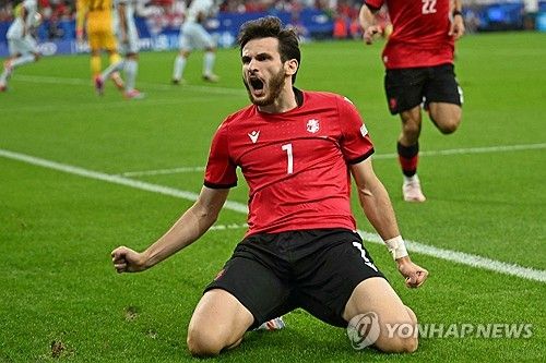 국제축구연맹(FIFA) 랭킹 74위이자 유로 본선에 처음으로 올라온 조지아가 FIFA 랭킹 6위, 그리고 유로 2016 챔피언인 포르투갈을 2-0으로 꺾고 16강에 진출했다. 가히 이번 유럽축구연맹(UEFA) 2024 유럽축구선수권대회(유로 2024) 최대 이변이라고 할 수 있다. F조 3위로 16강에 오른 조지아는 무적함대 스페인을 상대한다. 사진 연합뉴스