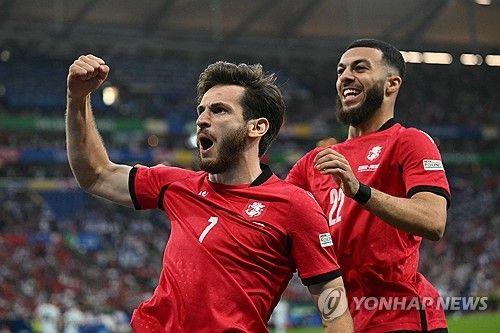 국제축구연맹(FIFA) 랭킹 74위이자 유로 본선에 처음으로 올라온 조지아가 FIFA 랭킹 6위, 그리고 유로 2016 챔피언인 포르투갈을 2-0으로 꺾고 16강에 진출했다. 가히 이번 유럽축구연맹(UEFA) 2024 유럽축구선수권대회(유로 2024) 최대 이변이라고 할 수 있다. F조 3위로 16강에 오른 조지아는 무적함대 스페인을 상대한다. 사진 연합뉴스