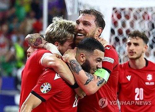 국제축구연맹(FIFA) 랭킹 74위이자 유로 본선에 처음으로 올라온 조지아가 FIFA 랭킹 6위, 그리고 유로 2016 챔피언인 포르투갈을 2-0으로 꺾고 16강에 진출했다. 가히 이번 유럽축구연맹(UEFA) 2024 유럽축구선수권대회(유로 2024) 최대 이변이라고 할 수 있다. F조 3위로 16강에 오른 조지아는 무적함대 스페인을 상대한다. 사진 연합뉴스