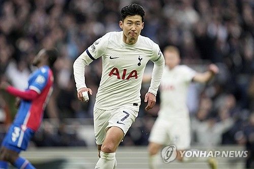 손흥민의 계약 연장 옵션 발동과 재계약 여부를 두고 의견이 오가는 가운데, 과거 에버턴의 회장직을 역임했던 키스 와이네스가 손흥민의 가치가 여전히 높다면서 손흥민을 치켜세웠다. 와이네스는 영국 풋볼 인사이더의 팟캐스트를 통해 손흥민이 30대에 접어들었지만 1억 파운드(약 1747억)의 가치를 보유하고 있다고 주장했다. 그러면서 와이네스는 토트넘이 손흥민과 동행하길 원할 것이며, 때문에 손흥민에게 2년 재계약을 제안할 거라고 내다봤다. 사진 연합뉴스