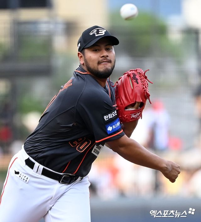 한화 투수 바리아는 28일 사직구장에서 열린 '2024 신한 SOL Bank KBO 리그' 롯데와 주말 3연전 첫 경기에서 선발 등판했다. 이날 4⅔이닝 4실점으로 KBO 리그 데뷔 후 가장 많은 자책점을 기록했다. 엑스포츠뉴스 DB