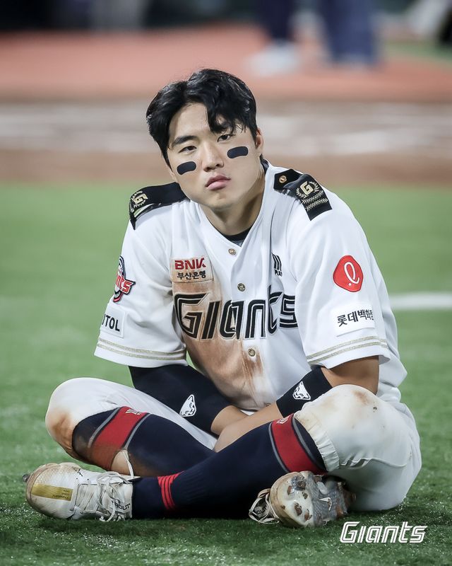 롯데 포수 손성빈은 28일 사직구장에서 열린 '2024 신한 SOL Bank KBO 리그' 한화와 주말 3연전 첫 경기에서 9번타자 포수로 선발 출전했다. 이날 결승타 포함 3안타로 팀 승리에 힘을 보탰다. 롯데 자이언츠