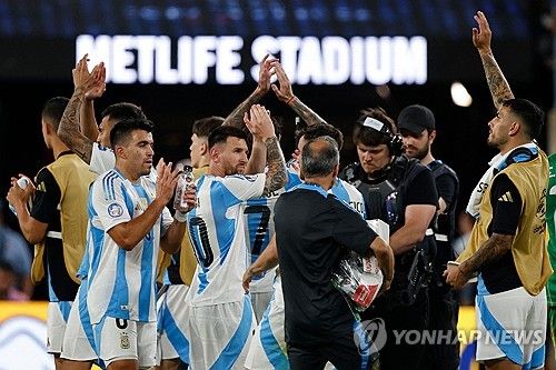 아르헨티나 매체 TyC스포츠 기자 가스톤 에둘이 29일(한국시간) 자신의 사회관계망서비스(SNS)를 통해 메시가 부상으로 남미축구연맹(CONMEBOL) 코파 아메리카 2024 8강전에 복귀를 준비한다고 전했다.&nbsp;연합뉴스