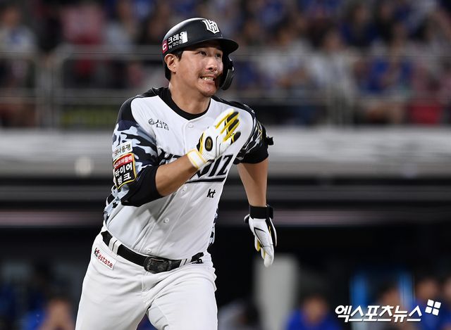 KT 위즈 황재균이 28일 수원 KT위즈파크에서 열린 삼성 라이온즈와의 홈경기에서 9회말 선두타자로 나서 2루타를 친 뒤 전력 질주하고 있다. 수원, 고아라 기자