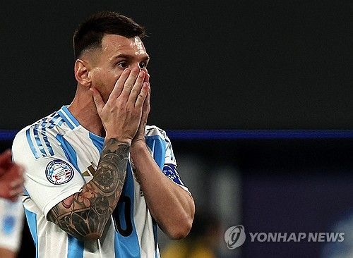아르헨티나 매체 TyC스포츠 기자 가스톤 에둘이 29일(한국시간) 자신의 사회관계망서비스(SNS)를 통해 메시가 부상으로 남미축구연맹(CONMEBOL) 코파 아메리카 2024 8강전에 복귀를 준비한다고 전했다.&nbsp;연합뉴스