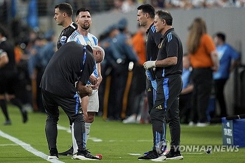 아르헨티나 매체 TyC스포츠 기자 가스톤 에둘이 29일(한국시간) 자신의 사회관계망서비스(SNS)를 통해 메시가 부상으로 남미축구연맹(CONMEBOL) 코파 아메리카 2024 8강전에 복귀를 준비한다고 전했다.&nbsp;연합뉴스