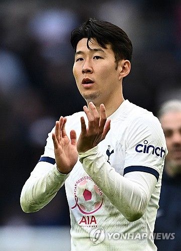 손흥민의 계약 연장 옵션 발동과 재계약 여부를 두고 의견이 오가는 가운데, 과거 에버턴의 회장직을 역임했던 키스 와이네스가 손흥민의 가치가 여전히 높다면서 손흥민을 치켜세웠다. 와이네스는 영국 풋볼 인사이더의 팟캐스트를 통해 손흥민이 30대에 접어들었지만 1억 파운드(약 1747억)의 가치를 보유하고 있다고 주장했다. 그러면서 와이네스는 토트넘이 손흥민과 동행하길 원할 것이며, 때문에 손흥민에게 2년 재계약을 제안할 거라고 내다봤다. 사진 연합뉴스