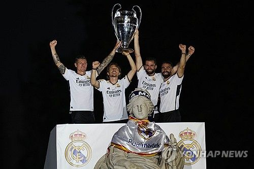 모드리치가 3일(한국시간) 스페인 마드리드에서 진행된 레알 마드리드의 유럽축구연맹(UEFA) 챔피언스리그 통산 15회 우승 기념행사에서 다음 시즌도 레알에 잔류한다고 말했다.&nbsp;지난 2012년 레알로 이적한 그는 레알에서만 13년째 뛰는 구단 최고의 레전드 중 한 명이 된다. 연합뉴스