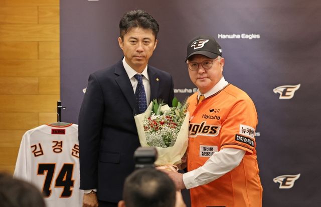 3일 오후 2시 대전 한화생명이글스파크 홍보관에서 한화 이글스 제14대 감독으로 선임된 김경문 감독의 취임식 및 기자회견이 열렸다. 김경문 감독이 손혁 단장과 함께 포즈를 취하고 있다. 한화는 김 감독과 오는 2026시즌까지 3년간 계약금 5억원, 연봉 15억원 등 총액 20억원에 계약했다. 김 감독은 이날 취임식 및 기자회견 뒤 4~6일 원정 경기가 열리는 KT 위즈 연고지 수원으로 향했다. 연합뉴스
