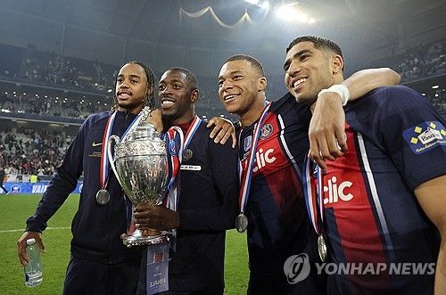 유럽 축구 전문 기자 벤 제이콥스는 3일(한국시간) 자신의 사회관계망서비스(SNS) X(구 트위터)를 통해 음바페가 레알 마드리드 입단을 앞두고 있으며 5년 계약을 할 예정이라고 전했다.&nbsp;주급 수준은 비니시우스 주니오르, 주드 벨링엄과 비슷하지만, 다른 방법으로 음바페에게 높은 주급을 제공할 예정이다. 이번 시즌 유럽축구연맹 챔피언스리그를 제패한 레알 마드리드는 세계 최고의 크랙형 공격수 음바페를 품으면서 맨체스터 시티와 지구촌 양강 구도를 확실히 구축하게 됐다. 음바페는 지난 2009년 크리스티아누 호날두를 능가하는 입단식을 치를 예정이다. 연합뉴스