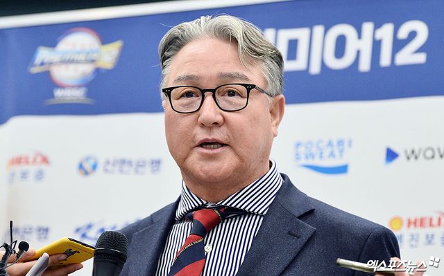 한화는 2일 대구 삼성라이온즈파크에서 열린 '2024 신한 SOL Bank KBO 리그' 삼성 라이온즈와 주말 3연전 마지막 경기가 끝난 직후 새 사령탑을 선임을 발표했다. 최원호 전 감독이 물러난 뒤 나온 1순위 후보 김경문 감독이 이변 없이 한화 지휘봉을 잡았다. 계약 규모는 3년간(2024~2026시즌) 계약금 5억원, 연봉 15억원 등 총 20억원이다. 엑스포츠뉴스 DB