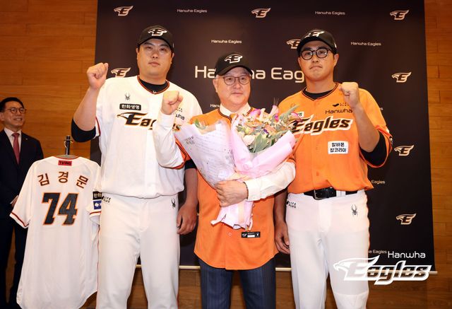 한화 이글스는 3일 오후 대전 한화생명이글스파크 홍보관에서 제14대 감독인 김경문 감독의 취임식 및 기자회견을 실시했다. 이날 취임식에는 박종태 신임 대표이사와 선수단 대표 류현진, 채은성이 참석했다. 김경문 감독과 류현진, 채은성이 포즈를 취하고 있다. 한화 이글스