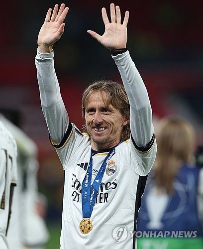 모드리치가 3일(한국시간) 스페인 마드리드에서 진행된 레알 마드리드의 유럽축구연맹(UEFA) 챔피언스리그 통산 15회 우승 기념행사에서 다음 시즌도 레알에 잔류한다고 말했다. 지난 2012년 레알로 이적한 그는 레알에서만 13년째 뛰는 구단 최고의 레전드 중 한 명이 된다. 연합뉴스