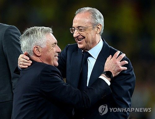 유럽 축구 이적시장 전문가 파브리치오 로마노 기자는 3일(한국시간) 자신의 사회관계망서비스(SNS)를 통해 음바페 영입을 위해 레알 마드리드가 일부러 PSG와 협상을 피했다고 밝혔다.&nbsp;레알은 PSG와 협상을 일부러 피하고 음바페가 FA가 되길 기다렸으며 플로렌티노 페레스 회장이 직접 음바페 측과 협상했다고 밝혔다. 연합뉴스