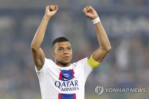 프랑스 축구스타 킬리안 음바페가 3일 오후 10시30분에 자신의 SNS에 있던 현소속팀 파리생제르맹(PSG) 표기를 삭제했다. 음바페는 4일 새벽 스페인 거함이자 2023-2024 유럽축구연맹 챔피언스리그 우승팀인 레알 마드리드와 5년 계약을 체결할 예정이다. 연합뉴스