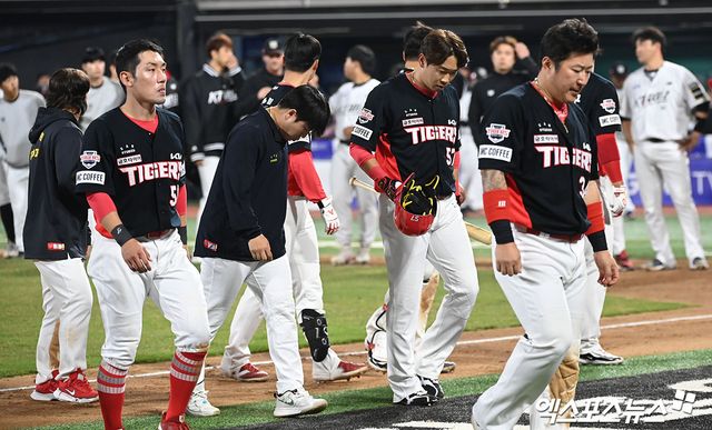 2일 오후 수원KT위즈파크에서 열린 2024 신한 SOL Bank KBO리그 KIA 타이거즈와 KT 위즈의 경기, KT가 KIA에 10-6으로 승리했다. 경기종료 후 KIA 선수들이 그라운드를 빠져나가고 있다. 엑스포츠뉴스 DB