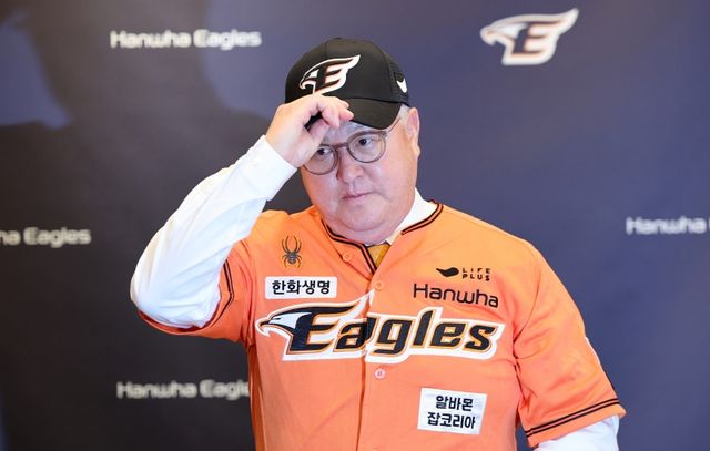 3일 오후 2시 대전 한화생명이글스파크 홍보관에서 한화 이글스 제14대 감독으로 선임된 김경문 감독의 취임식 및 기자회견이 열렸다. 김경문 감독이 한화 이글스 모자를 착용하고 있다. 한화는 김 감독과 오는 2026시즌까지 3년간 계약금 5억원, 연봉 15억원 등 총액 20억원에 계약했다. 김 감독은 이날 취임식 및 기자회견 뒤 4~6일 원정 경기가 열리는 KT 위즈 연고지 수원으로 향했다. 연합뉴스