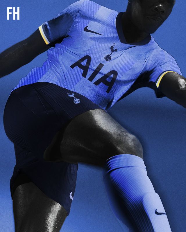 유출샷에 따르면, 다음 시즌 원정 유니폼은 밝은 네이비색이 세로줄 무늬 패턴으로 디자인돼 있다. 여기에 노란색이 배색돼 살짝 밝은 분위기를 연출한다. 목과 허리 라인엔 검은색으로 포인트를 줬고 스폰서와 엠블럼도 검은색으로 처리했다.&nbsp;푸티헤드라인즈