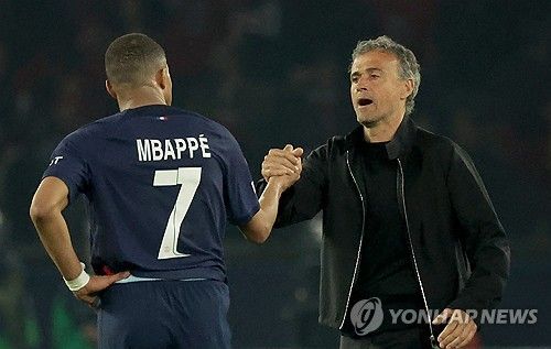 프랑스 축구스타 킬리안 음바페가 3일 오후 10시30분에 자신의 SNS에 있던 현소속팀 파리생제르맹(PSG) 표기를 삭제했다. 음바페는 4일 새벽 스페인 거함이자 2023-2024 유럽축구연맹 챔피언스리그 우승팀인 레알 마드리드와 5년 계약을 체결할 예정이다. 연합뉴스