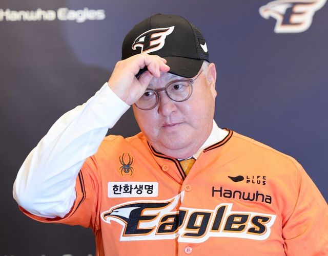 3일 오후 2시 대전 한화생명이글스파크 홍보관에서 한화 이글스 제14대 감독으로 선임된 김경문 감독의 취임식 및 기자회견이 열렸다. 김경문 감독이 한화 이글스 모자를 착용하고 있다. 한화는 김 감독과 오는 2026시즌까지 3년간 계약금 5억원, 연봉 15억원 등 총액 20억원에 계약했다. 김 감독은 이날 취임식 및 기자회견 뒤 4~6일 원정 경기가 열리는 KT 위즈 연고지 수원으로 향했다. 연합뉴스