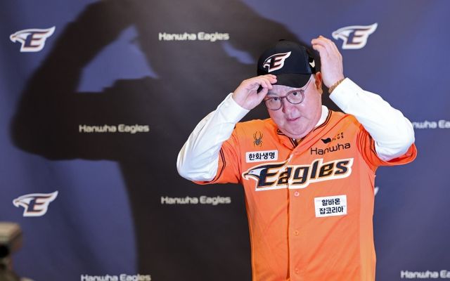 3일 오후 2시 대전 한화생명이글스파크 홍보관에서 한화 이글스 제14대 감독으로 선임된 김경문 감독의 취임식 및 기자회견이 열렸다. 김경문 감독이 한화 이글스 모자를 착용하고 있다. 한화는 김 감독과 오는 2026시즌까지 3년간 계약금 5억원, 연봉 15억원 등 총액 20억원에 계약했다. 김 감독은 이날 취임식 및 기자회견 뒤 4~6일 원정 경기가 열리는 KT 위즈 연고지 수원으로 향했다. 연합뉴스