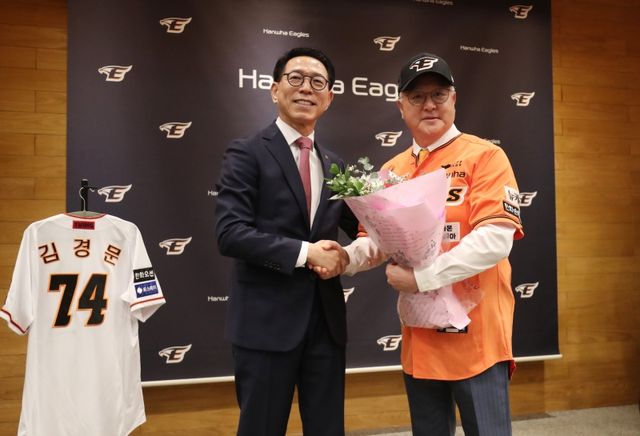 3일 오후 2시 대전 한화생명이글스파크 홍보관에서 한화 이글스 제14대 감독으로 선임된 김경문 감독의 취임식 및 기자회견이 열렸다. 김경문 감독이 박종태 신임 대표이사와 함께 포즈를 취하고 있다. 한화는 김 감독과 오는 2026시즌까지 3년간 계약금 5억원, 연봉 15억원 등 총액 20억원에 계약했다. 김 감독은 이날 취임식 및 기자회견 뒤 4~6일 원정 경기가 열리는 KT 위즈 연고지 수원으로 향했다. 연합뉴스