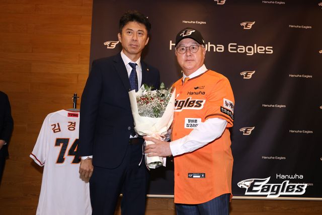 한화 이글스는 3일 오후 대전 한화생명이글스파크 홍보관에서 제14대 감독인 김경문 감독의 취임식 및 기자회견을 실시했다. 이날 취임식에는 박종태 신임 대표이사와 선수단 대표 류현진, 채은성이 참석했다. 김경문 감독이 손혁 단장과 기념 촬영을 하고 있다. 한화 이글스