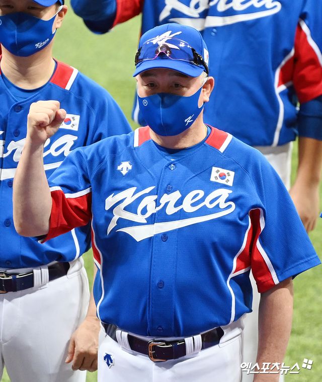 한화는 2일 대구 삼성라이온즈파크에서 열린 '2024 신한 SOL Bank KBO 리그' 삼성 라이온즈와 주말 3연전 마지막 경기가 끝난 직후 새 사령탑을 선임을 발표했다. 최원호 전 감독이 물러난 뒤 나온 1순위 후보 김경문 감독이 이변 없이 한화 지휘봉을 잡았다. 계약 규모는 3년간(2024~2026시즌) 계약금 5억원, 연봉 15억원 등 총 20억원이다. 엑스포츠뉴스 DB