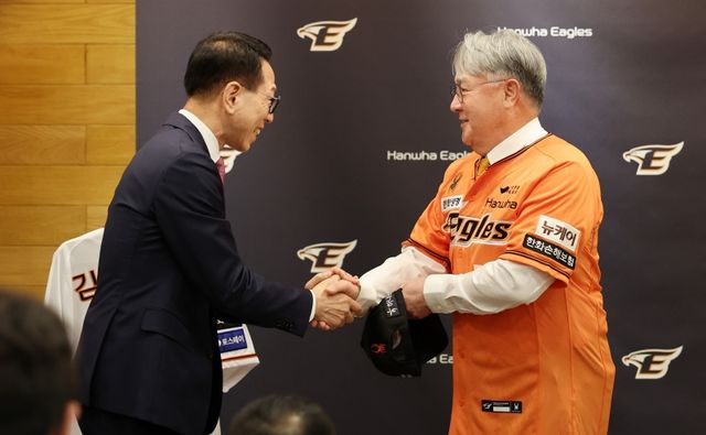 3일 오후 2시 대전 한화생명이글스파크 홍보관에서 한화 이글스 제14대 감독으로 선임된 김경문 감독의 취임식 및 기자회견이 열렸다. 김경문 감독이 박종태 신임 대표이사와 인사를 나누고 있다. 한화는 김 감독과 오는 2026시즌까지 3년간 계약금 5억원, 연봉 15억원 등 총액 20억원에 계약했다. 김 감독은 이날 취임식 및 기자회견 뒤 4~6일 원정 경기가 열리는 KT 위즈 연고지 수원으로 향했다. 연합뉴스